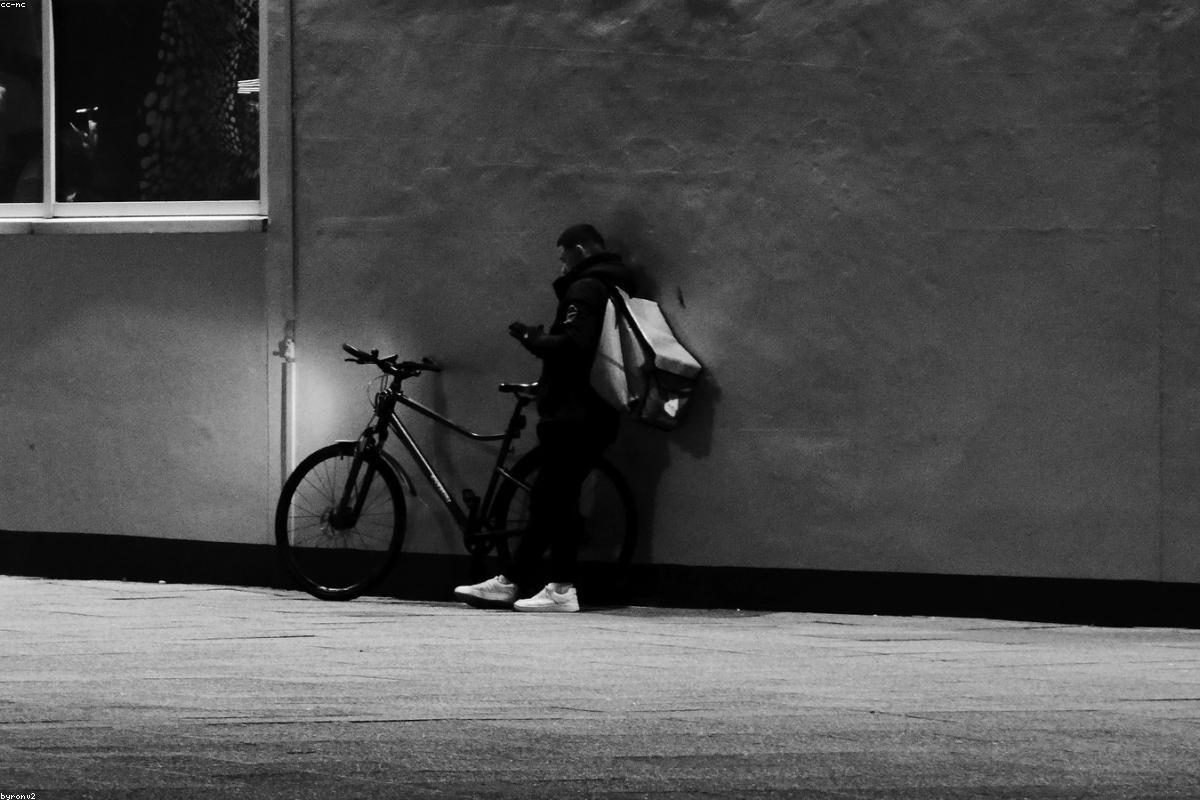 Mécanicien réglant la transmission d'un vélo de route à l'atelier