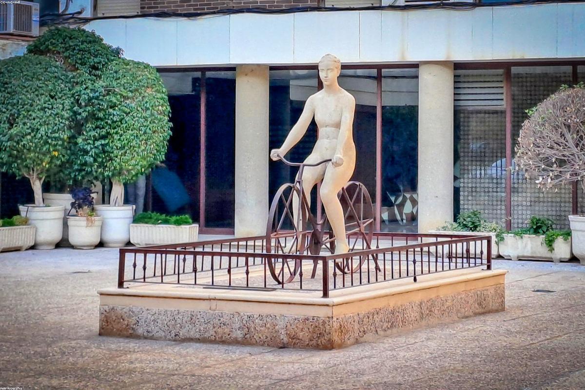 Roue VTT et pneus crantés préparés pour un montage sur mesure